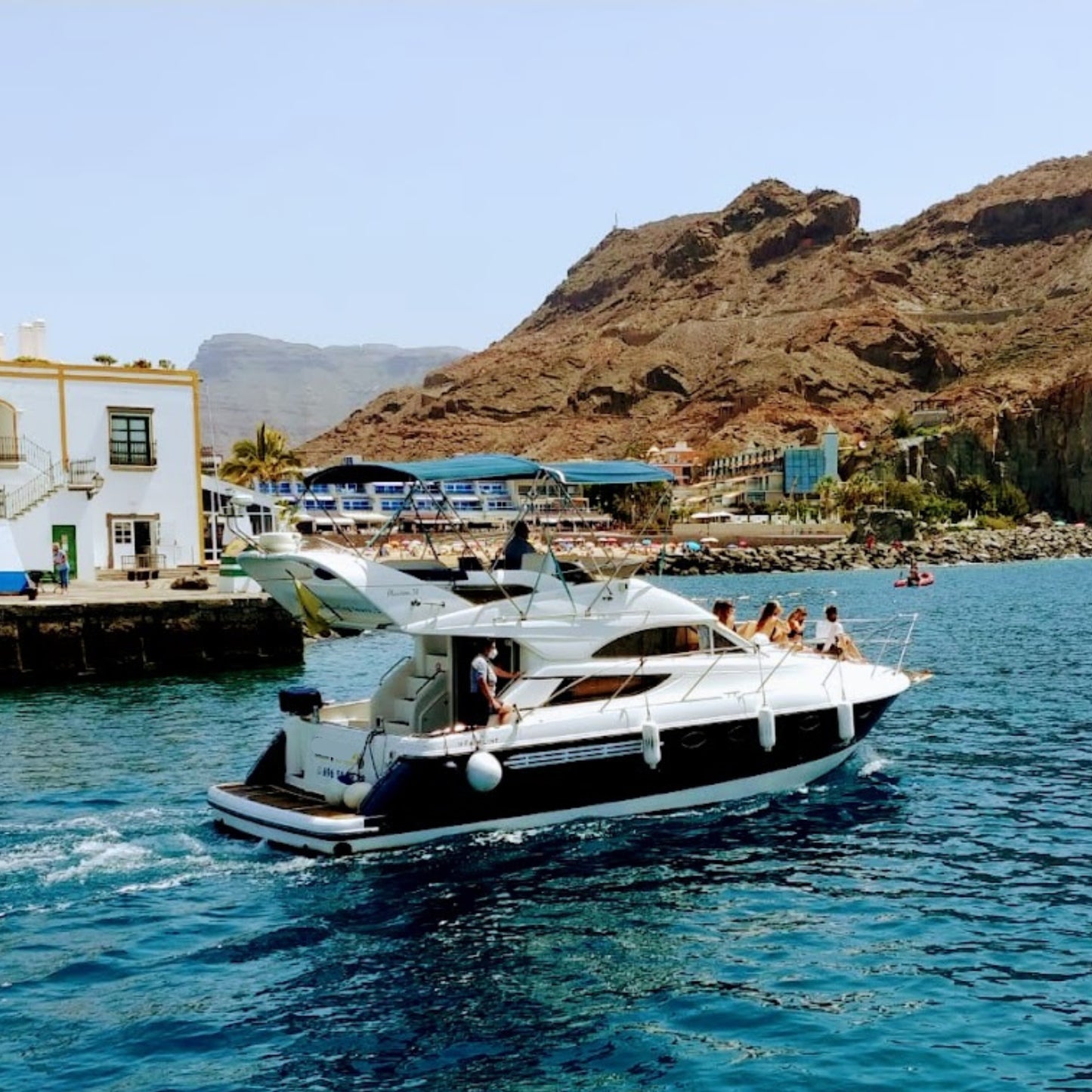 dolphin watching gran canaria - shared yacht - keeper one - blue m - lateral view