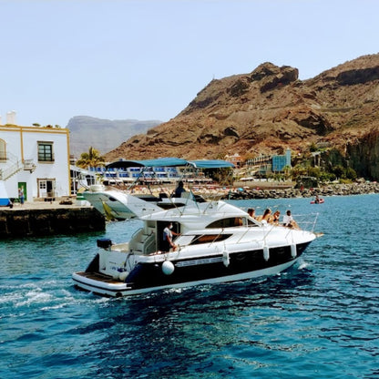 dolphin watching gran canaria - shared yacht - keeper one - blue m - lateral view