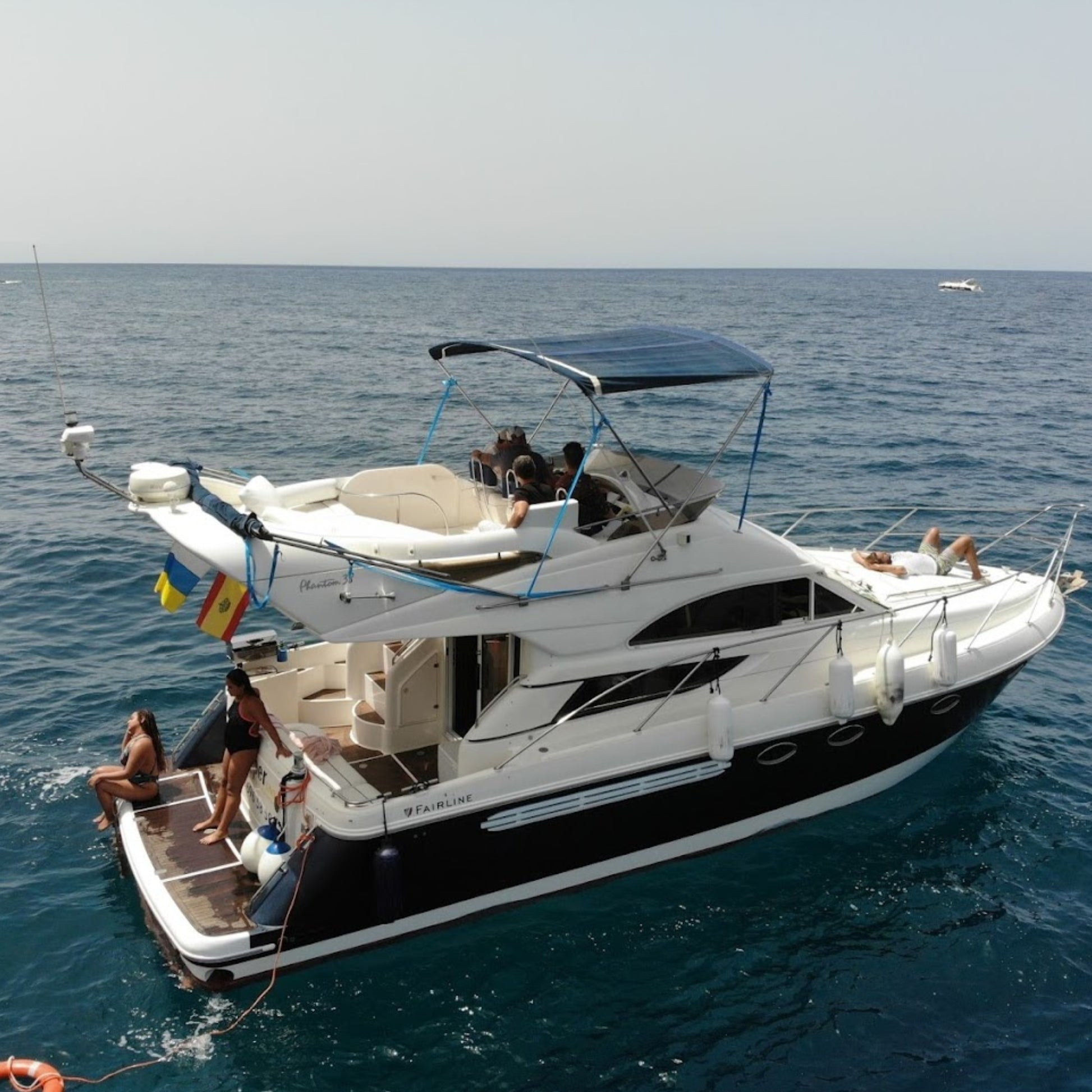 dolphin watching gran canaria - shared yacht - keeper one - blue m - side view